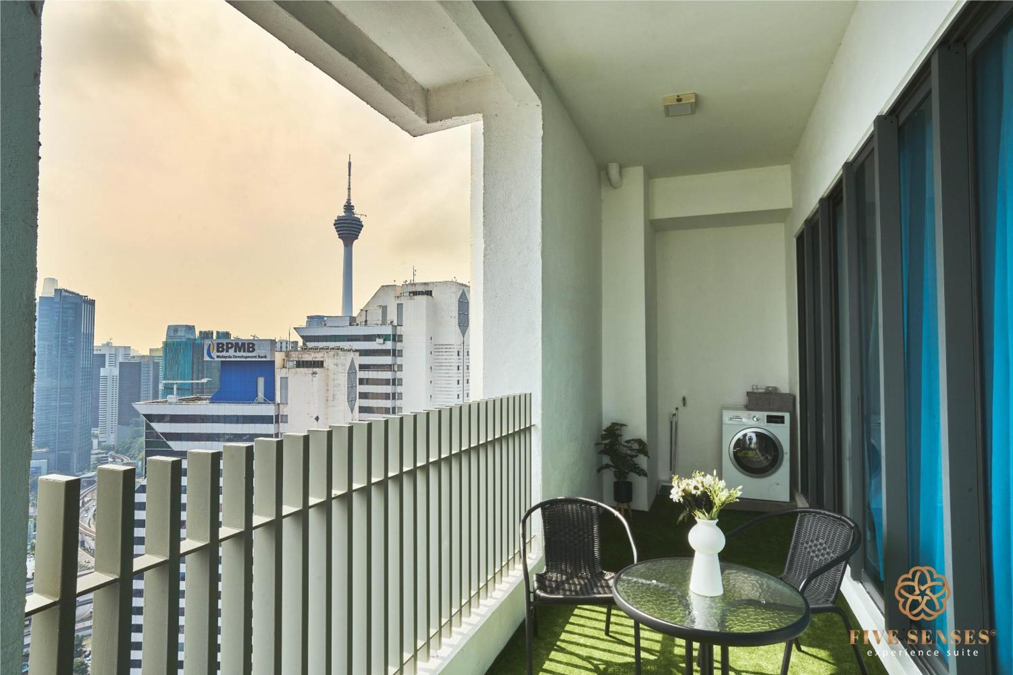 The Colony & The Luxe, By Canopy Lives Apartment *