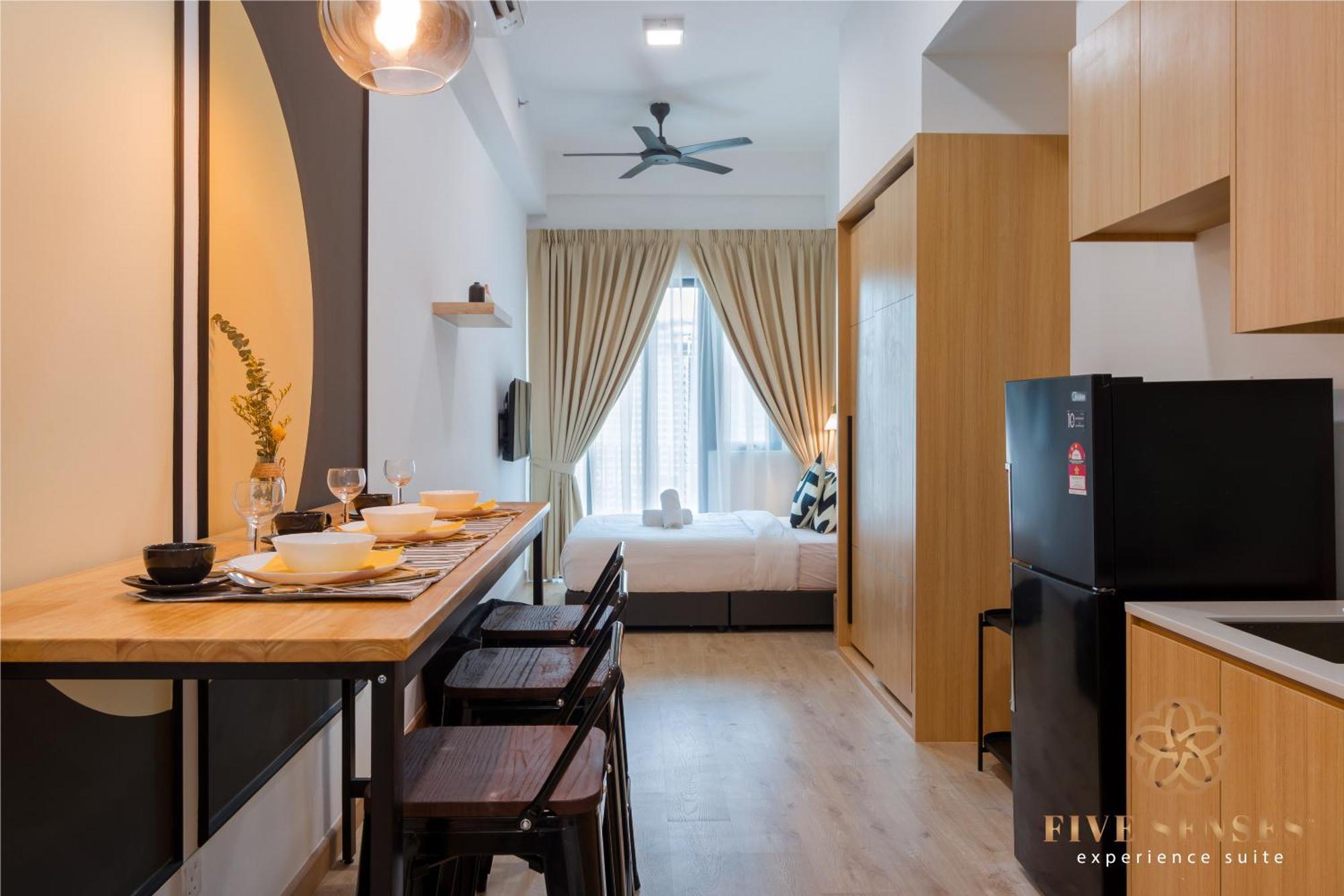 The Colony & The Luxe, By Canopy Lives Apartment *